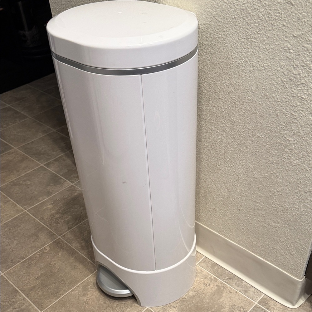 Munchkin STEP Diaper Pail, Powered by Arm & Hammer